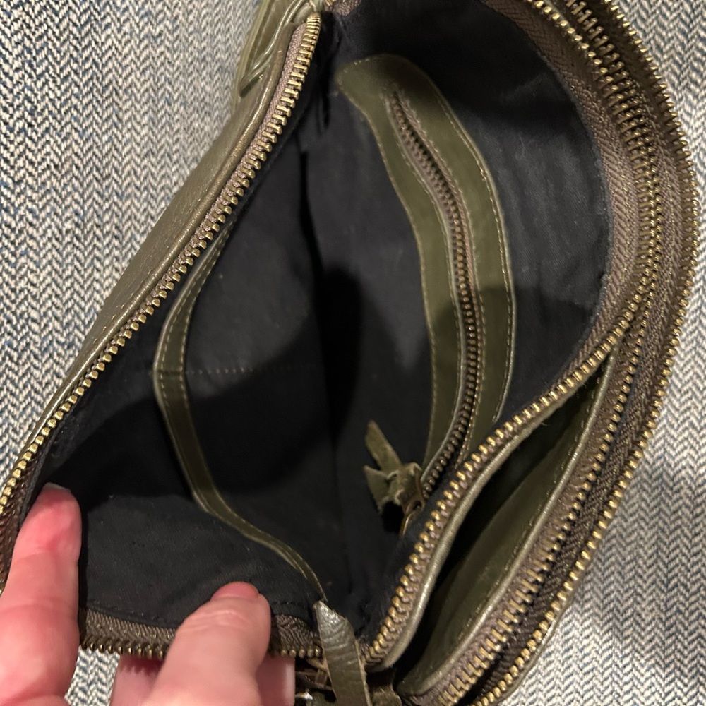 Wanderers Travel Co The Venetian Passport bag in olive color - Picture 5 of 7